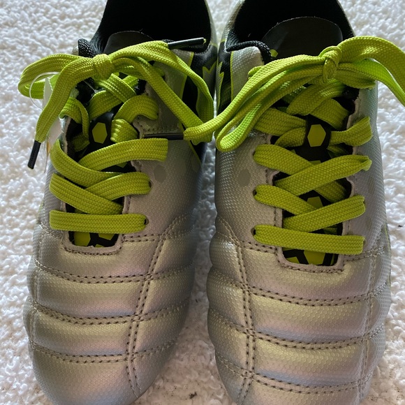 NIB Puma Soccer Cleats Sz 2Y Silver/Neon Green - Picture 5 of 5